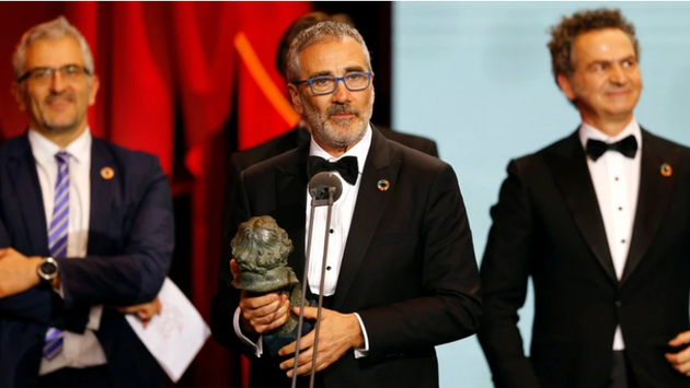 Mejor Dirección – Javier Fesser (Campeones) – Rodrigo Sorogoyen (El reino) – GANADOR – Isaki Lacuesta (Entre dos aguas) – Asghar Farhadi (Todos lo saben) Rodrigo Sorogoyen (REUTERS/Marcelo Del Pozo) Rodrigo Sorogoyen (REUTERS/Marcelo Del Pozo) Mejor Dirección Novel – Andrea Jaurrieta (Ana de día) – Arantxa Echevarría (Carmen y Lola) – GANADORA – César y José Esteban Alenda (Sin fin) – Celia Rico (Viaje al cuarto de una madre) Mejor Actriz Protagonista – Susi Sánchez (La enfermedad del domingo) – GANADOR – Najwa Nimri (Quién te cantará) – Penélope Cruz (Todos lo saben) – Lola Dueñas (Viaje al cuarto de una madre) Susi Sánchez (REUTERS/Marcelo Del Pozo) Susi Sánchez (REUTERS/Marcelo Del Pozo) Mejor Actor Protagonista – Javier Gutiérrez (Campeones) – Antonio de la Torre (El Reino) – GANADOR – Javier Bardem (Todos lo saben) – José Coronado (Tu hijo) Mejor Actriz de Reparto – Carolina Yuste (Carmen y Lola) – GANADORA – Ana Wagener (El Reino) – Natalia de Molina (Quién te cantará) – Anna Castillo (Viaje al cuarto de una madre) Mejor Actor de Reparto – Juan Margallo (Campeones) – Luis Zahera (El Reino) – GANADOR – Antonio de la Torre (La noche de los 12 años) – Eduard Fernández (Todos lo saben) Mejor Actriz Revelación – Gloria Ramos (Campeones) – Rosy Rodríguez (Carmen y Lola) – Zaira Romero (Carmen y Lola) – Eva Llorach (Quién te cantará) – GANADORA Eva Llorach (REUTERS/Marcelo Del Pozo) Eva Llorach (REUTERS/Marcelo Del Pozo) Mejor Actor Revelación – Jesús Vidal (Campeones) – GANADOR – Moreno Borja (Carmen y Lola) – Francisco Reyes (El reino) – Carlos Acosta (Yuli) Mejor Guion Original – Campeones – Carmen y Lola – El Reino – GANADOR – Todos lo saben Mejor Guión Adaptado – Jefe – La noche de 12 años – GANADOR – Superlópez – Yuli Mejor Película Documental – Apuntes para una película de atracos – Camarón: flamenco y revolución – Desenterrando Sad Hill – El silencio de los otros – GANADOR Mejor Película de Animación – Azahar – Bikes the Movie – Memorias de un hombre en pijama – Un día más con vida – GANADOR Mejor película europea – Cold War – GANADOR – El hilo invisible – Girl – The Party Mejor película iberoamericana – El Ángel – La noche de 12 años – Los perros – Roma – GANADOR Los productores de “Roma”, Nicolás Celis y Gabriela Rodríguez, recogieron el Goya a mejor película iberoamericana (Foto: AFP) Los productores de “Roma”, Nicolás Celis y Gabriela Rodríguez, recogieron el Goya a mejor película iberoamericana (Foto: AFP) Mejor dirección de fotografía – El Reino – La sombra de la Ley – GANADOR – Quién te cantará – Yuli Mejor dirección de producción – Campeones – El fotógrafo de Mauthausen – El hombre que mató a Don Quijote – GANADOR – El Reino Mejor música original – El Reino – GANADOR – En las estrellas – La sombra de la ley – Yuli Mejor canción original – Campeones – GANADOR – Carmen y Lola – El hombre que mató a Don Quijote – Todos lo saben Coque Malla recibe el premio a mejor canción original por “Campeones” (REUTERS/Marcelo Del Pozo) Coque Malla recibe el premio a mejor canción original por “Campeones” (REUTERS/Marcelo Del Pozo) Mejor Montaje – Campeones – El Reino – GANADOR – Todos lo saben – Viaje al cuarto de una madre Mejor Sonido – Campeones – El Reino – GANADOR – Quien te cantará – Yuli Mejor dirección artística – El fotógrafo de Mauthausen – El hombre que mató a Don Quijote – La Sombra de la Ley – GANADOR – Superlópez Mejor diseño de vestuario – El fotógrafo de Mauthausen – El hombre que mató a Don Quijote – La sombra de la Ley – GANADOR – Quien te cantará Mejor maquillaje y peluquería – El fotógrafo de Mauthausen – El hombre que mató a Don Quijote – GANADOR – La sombra de la Ley – Quien te cantará Películas nominadas a Mejores Efectos Especiales – El reino – Errementari – El herrero y el diablo – La sombra de la Ley – Superlópez – GANADOR Mejor Cortometraje de Ficción – 9 pasos – Bailaora – Cerdita – GANADOR – El niño que quería volar – Matria Mejor Cortometraje Documental – El Tesoro – Gaza – GANADOR – Kyoko – Wan Xia. La última luz del atardecer Mejor Cortometraje de Animación – Cazatalentos – GANADOR – El olvido – I Wish… – Soy una tumba SEGUÍ LEYENDO Los argentinos que compiten por una estatuilla en los premios Goya 2019 Trivia: ¿cuánto sabés sobre los premios Oscar? La lista de ganadores de los SAG Awards 2019 TEMAS RELACIONADOS CINE ESPAÑA PREMIOS PREMIOS GOYA TELESHOW INTERNACIONAL Tweet Compartir en Facebook Compartir en Twitter ÚLTIMAS NOTICIAS Venezuela, la música clásica y los algoritmos: Juanes habla de todo mientras se prepara para tocar en el Colón por primera vez El colombiano más exitoso vuelve a la Argentina y ensaya un show sinfónico que desembarcará este 16 de febrero, en el marco del Festival Únicos Del perfil bajo a las luces: cuando los ex se convierten en los mediáticos de la relación Tras separarse de Rodrigo Noya, su ex Sofía Sorrenti se sentó en el piso de LAM. Parece que cuando el amor se acaba, la timidez también y aquellos que eran de bajo perfil, quieren ser famosos